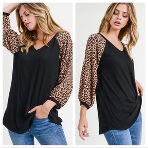 TOP, A V NECKLINE WITH FEATURING LEOPARD PRINT 3/4
RAGLAN AND BALLOON SLEEVES